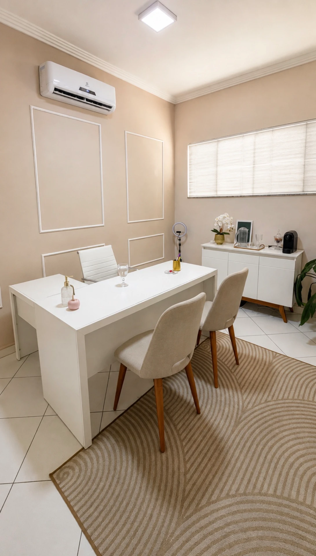 Consultório de Luciana Ricco — espaço acolhedor com mesa, poltronas e luz natural